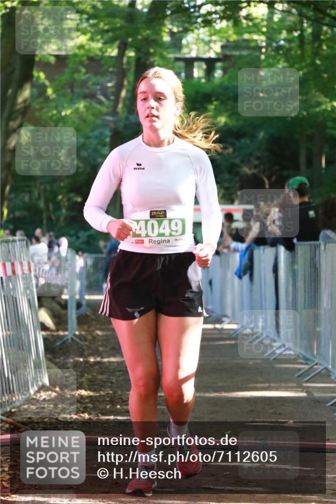 22.09.2024 - 32. Volkslauf durch das schöne Alstertal H.Heesch http://msf.ph/oto/7112605 22.09.2024 10:57:04 Ziel 4049, 4101 meine-sportfotos.de