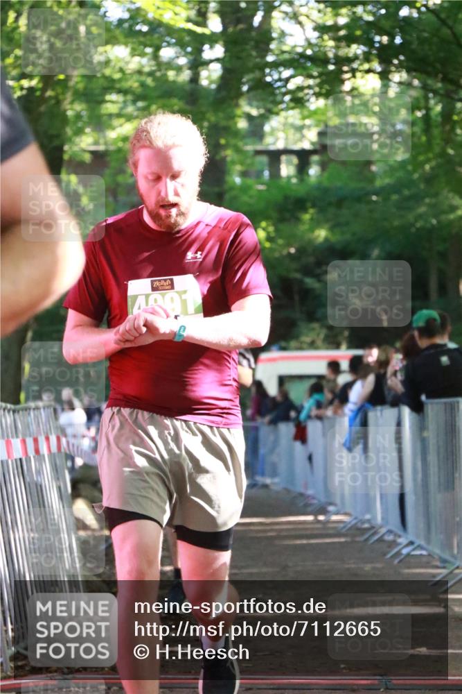 22.09.2024 - 32. Volkslauf durch das schöne Alstertal H.Heesch http://msf.ph/oto/7112665 22.09.2024 10:57:16 Ziel 4091, 4119, 4161 meine-sportfotos.de