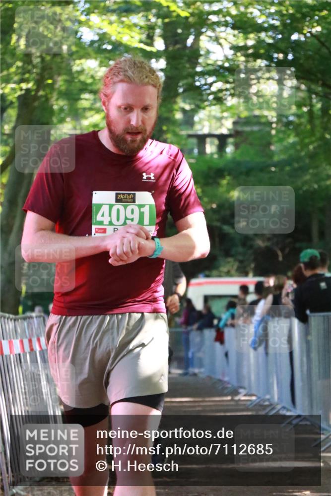 22.09.2024 - 32. Volkslauf durch das schöne Alstertal H.Heesch http://msf.ph/oto/7112685 22.09.2024 10:57:16 Ziel 4091, 4119, 4161 meine-sportfotos.de