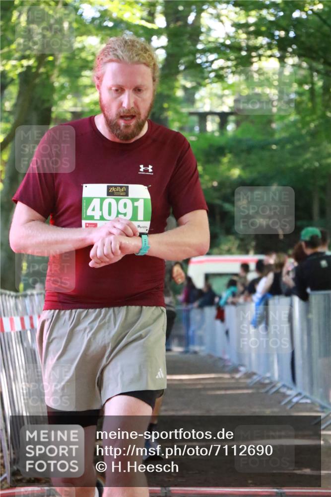 22.09.2024 - 32. Volkslauf durch das schöne Alstertal H.Heesch http://msf.ph/oto/7112690 22.09.2024 10:57:16 Ziel 4091, 4119, 4161 meine-sportfotos.de