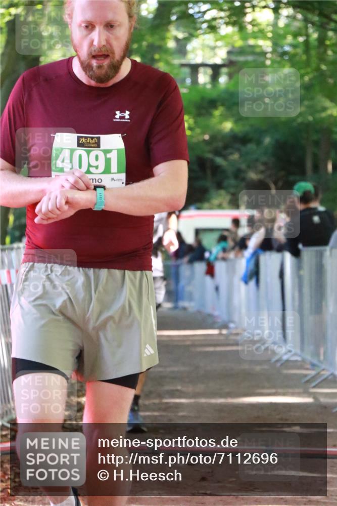 22.09.2024 - 32. Volkslauf durch das schöne Alstertal H.Heesch http://msf.ph/oto/7112696 22.09.2024 10:57:17 Ziel 4091, 4119, 4161 meine-sportfotos.de