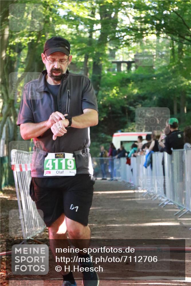 22.09.2024 - 32. Volkslauf durch das schöne Alstertal H.Heesch http://msf.ph/oto/7112706 22.09.2024 10:57:18 Ziel 4091, 4119, 4161 meine-sportfotos.de