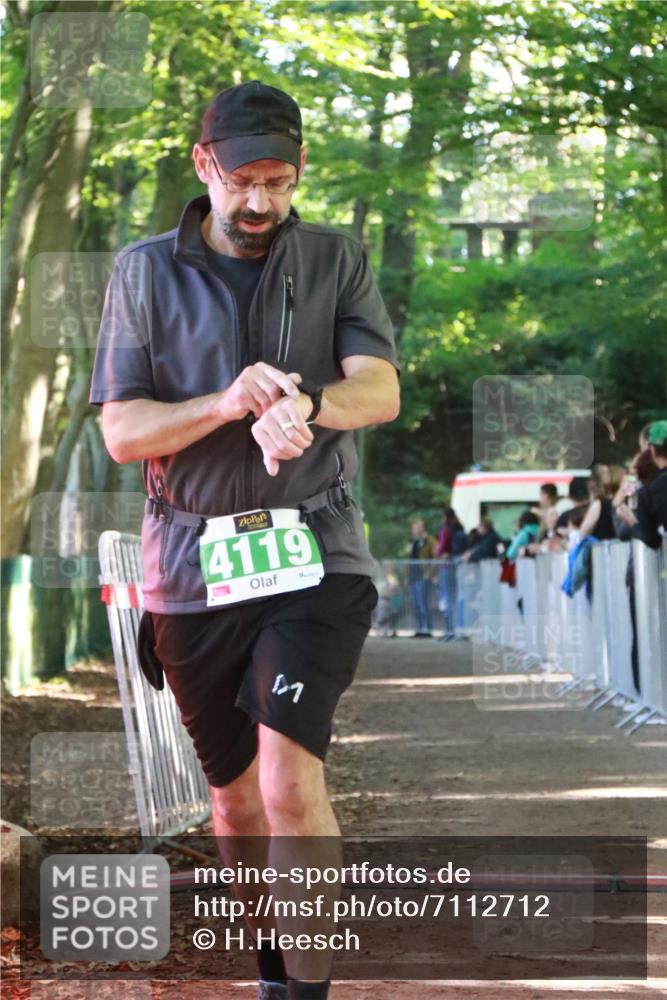 22.09.2024 - 32. Volkslauf durch das schöne Alstertal H.Heesch http://msf.ph/oto/7112712 22.09.2024 10:57:18 Ziel 4091, 4119, 4161 meine-sportfotos.de