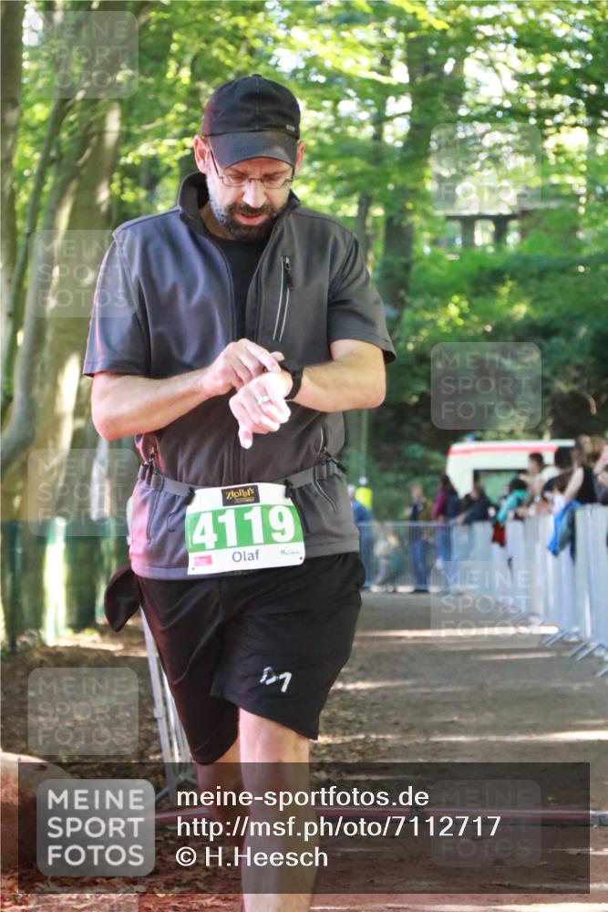 22.09.2024 - 32. Volkslauf durch das schöne Alstertal H.Heesch http://msf.ph/oto/7112717 22.09.2024 10:57:18 Ziel 4091, 4119, 4161 meine-sportfotos.de