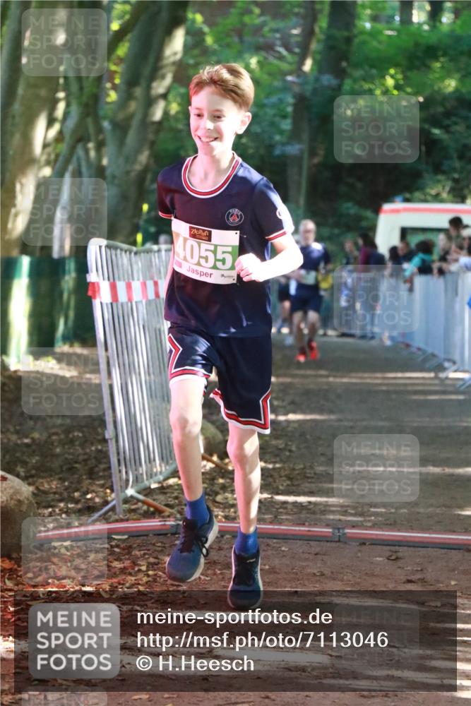 22.09.2024 - 32. Volkslauf durch das schöne Alstertal H.Heesch http://msf.ph/oto/7113046 22.09.2024 10:58:01 Ziel 4055, 4056, 4100, 4118, 4957, 4969 meine-sportfotos.de