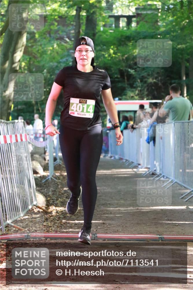 22.09.2024 - 32. Volkslauf durch das schöne Alstertal H.Heesch http://msf.ph/oto/7113541 22.09.2024 10:59:52 Ziel 4014, 4115, 4129 meine-sportfotos.de