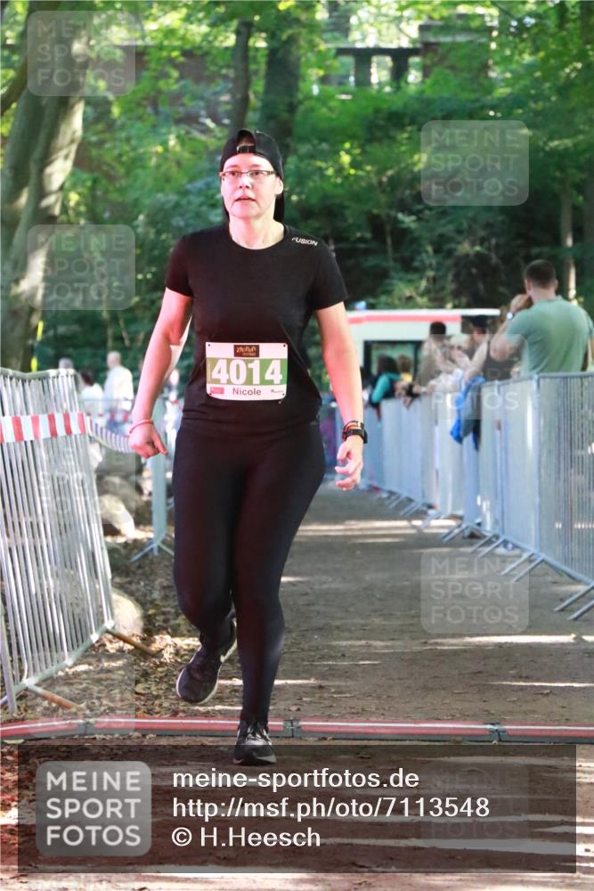 22.09.2024 - 32. Volkslauf durch das schöne Alstertal H.Heesch http://msf.ph/oto/7113548 22.09.2024 10:59:52 Ziel 4014, 4115, 4129 meine-sportfotos.de