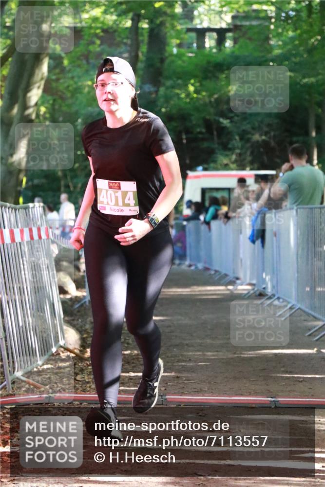 22.09.2024 - 32. Volkslauf durch das schöne Alstertal H.Heesch http://msf.ph/oto/7113557 22.09.2024 10:59:52 Ziel 4014, 4115, 4129 meine-sportfotos.de