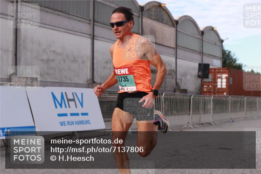 03.10.2024 - Köhlbrandbrückenlauf H.Heesch http://msf.ph/oto/7137806 03.10.2024 09:39:49 Ziel 3735 meine-sportfotos.de