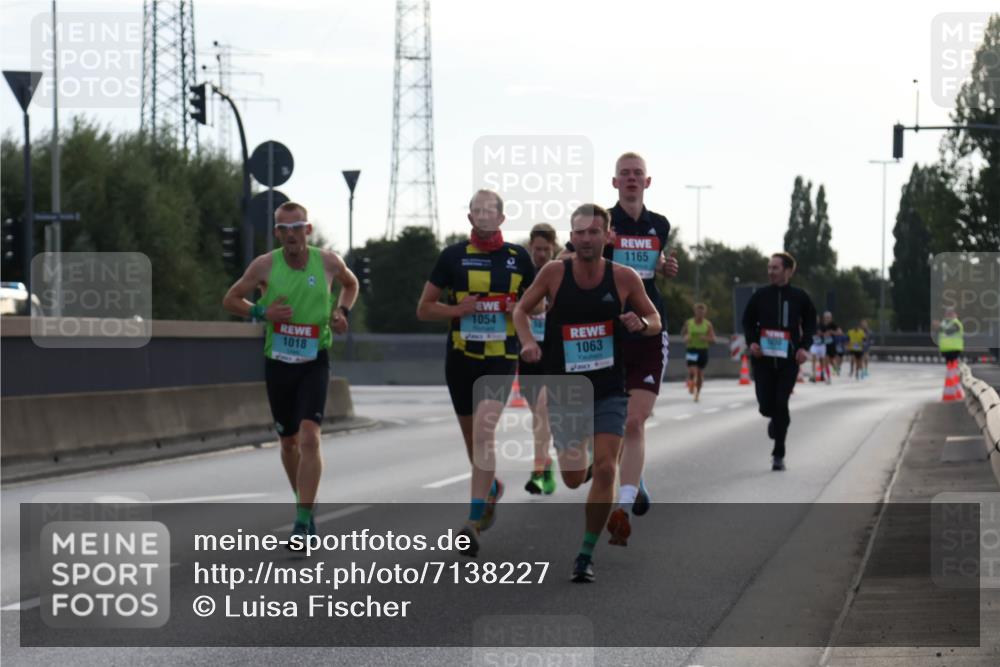 03.10.2024 - Köhlbrandbrückenlauf Luisa Fischer http://msf.ph/oto/7138227 03.10.2024 09:10:09 Position 3 1054, 1018, 1063, 1165 meine-sportfotos.de