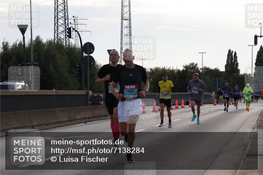 03.10.2024 - Köhlbrandbrückenlauf Luisa Fischer http://msf.ph/oto/7138284 03.10.2024 09:10:28 Position 3 1313, 1043, 1052 meine-sportfotos.de