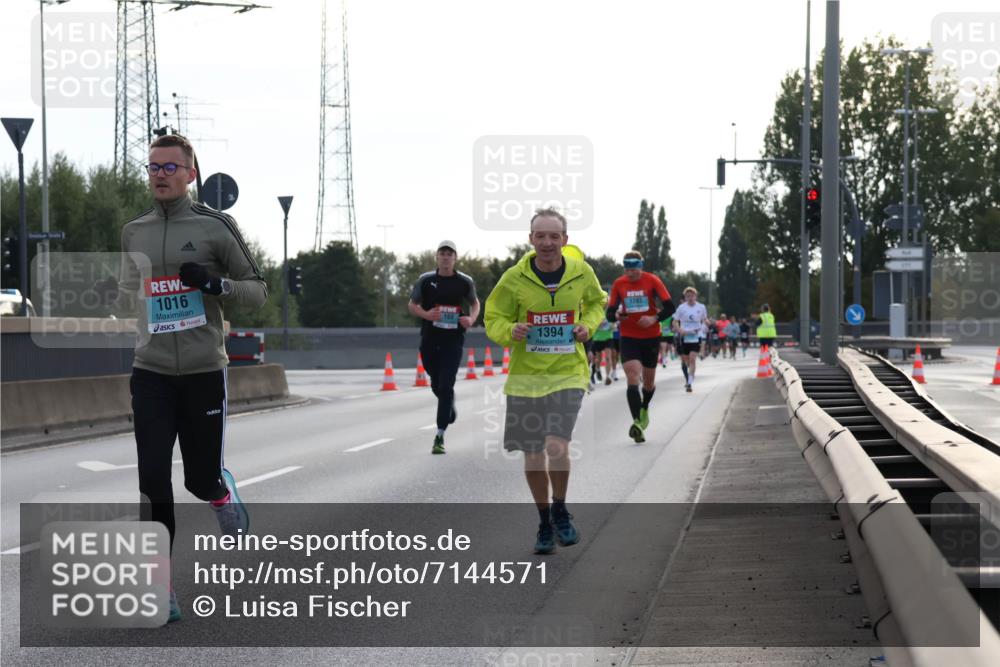 03.10.2024 - Köhlbrandbrückenlauf Luisa Fischer http://msf.ph/oto/7144571 03.10.2024 09:11:21 Position 3 1016, 1394, 1203 meine-sportfotos.de