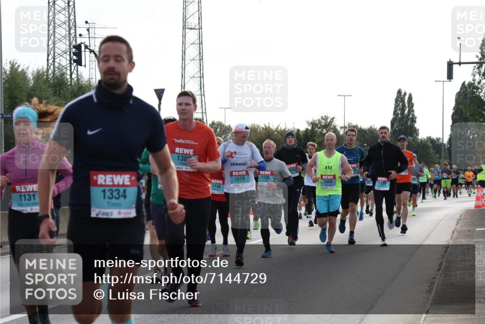03.10.2024 - Köhlbrandbrückenlauf Luisa Fischer http://msf.ph/oto/7144729 03.10.2024 09:11:54 Position 3 130, 1131, 1334, 4, 1140, 1529, 435, 70, 1139, 2659, 1109 meine-sportfotos.de