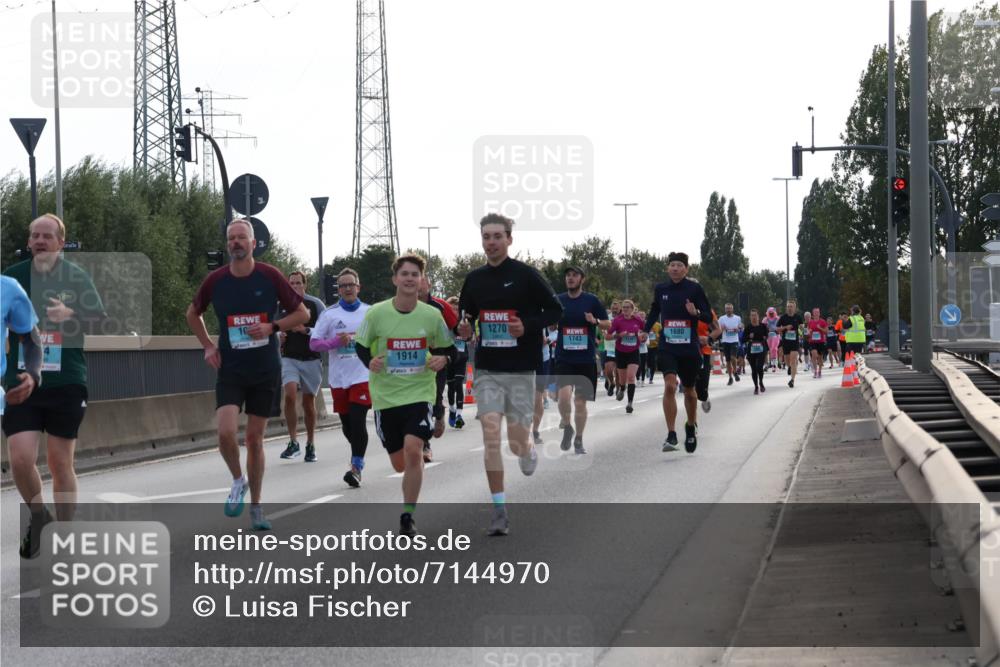 03.10.2024 - Köhlbrandbrückenlauf Luisa Fischer http://msf.ph/oto/7144970 03.10.2024 09:12:27 Position 3 10, 1270, 4, 1743, 1914, 1680 meine-sportfotos.de