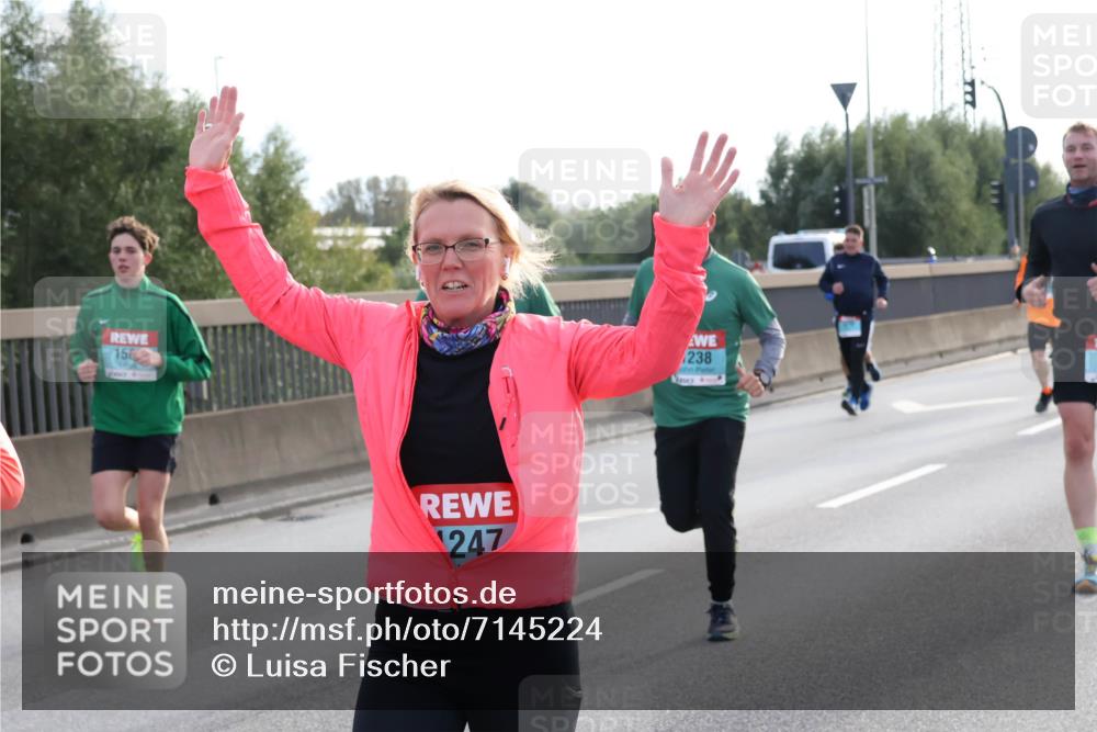 03.10.2024 - Köhlbrandbrückenlauf Luisa Fischer http://msf.ph/oto/7145224 03.10.2024 09:13:58 Position 3 156, 247, 238 meine-sportfotos.de