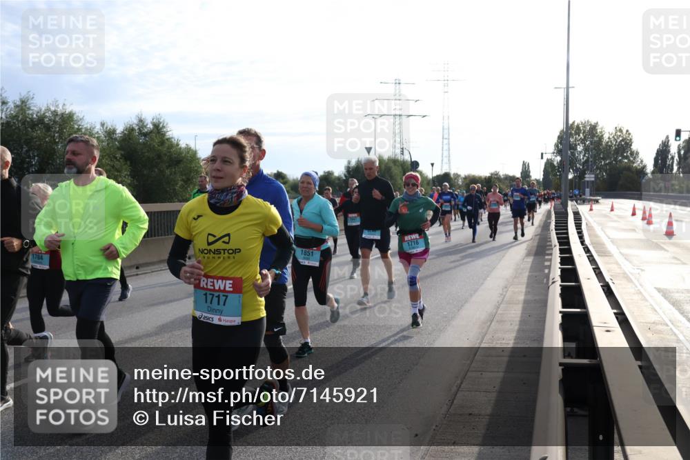 03.10.2024 - Köhlbrandbrückenlauf Luisa Fischer http://msf.ph/oto/7145921 03.10.2024 09:15:57 Position 3 1716, 1851, 1784, 1717 meine-sportfotos.de