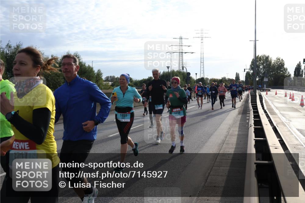 03.10.2024 - Köhlbrandbrückenlauf Luisa Fischer http://msf.ph/oto/7145927 03.10.2024 09:15:57 Position 3 1717, 1851, 1716 meine-sportfotos.de