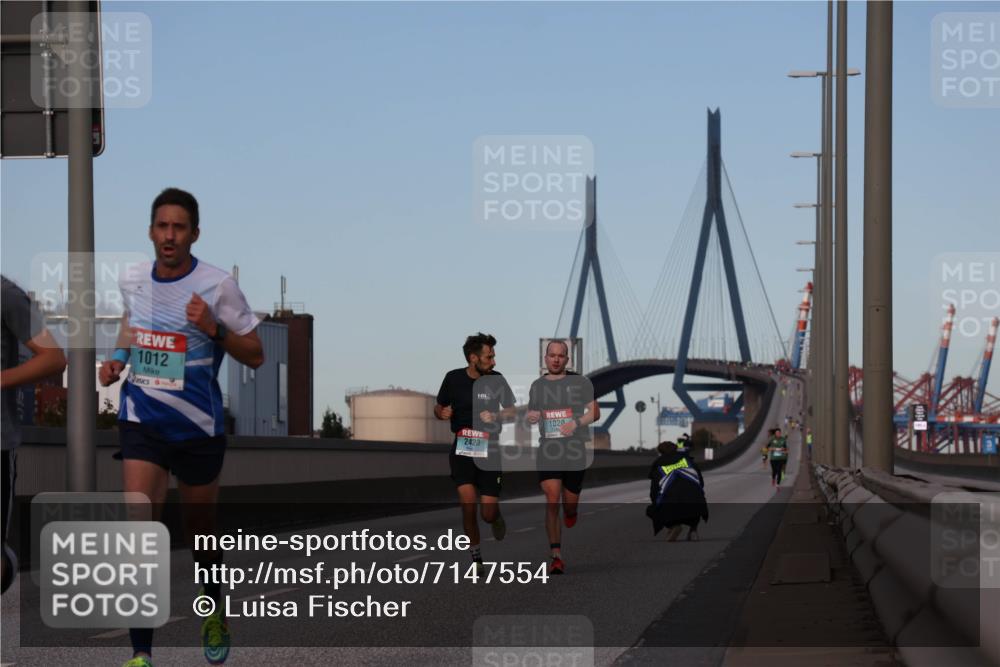 03.10.2024 - Köhlbrandbrückenlauf Luisa Fischer http://msf.ph/oto/7147554 03.10.2024 09:35:27 Position 3 1012, 1020, 2423 meine-sportfotos.de