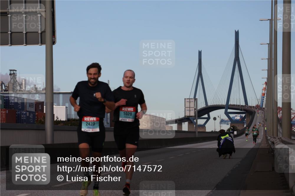 03.10.2024 - Köhlbrandbrückenlauf Luisa Fischer http://msf.ph/oto/7147572 03.10.2024 09:35:30 Position 3 211, 2423, 1020 meine-sportfotos.de
