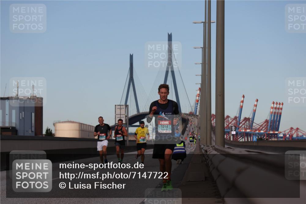 03.10.2024 - Köhlbrandbrückenlauf Luisa Fischer http://msf.ph/oto/7147722 03.10.2024 09:38:06 Position 3 1043, 1063, 1014 meine-sportfotos.de