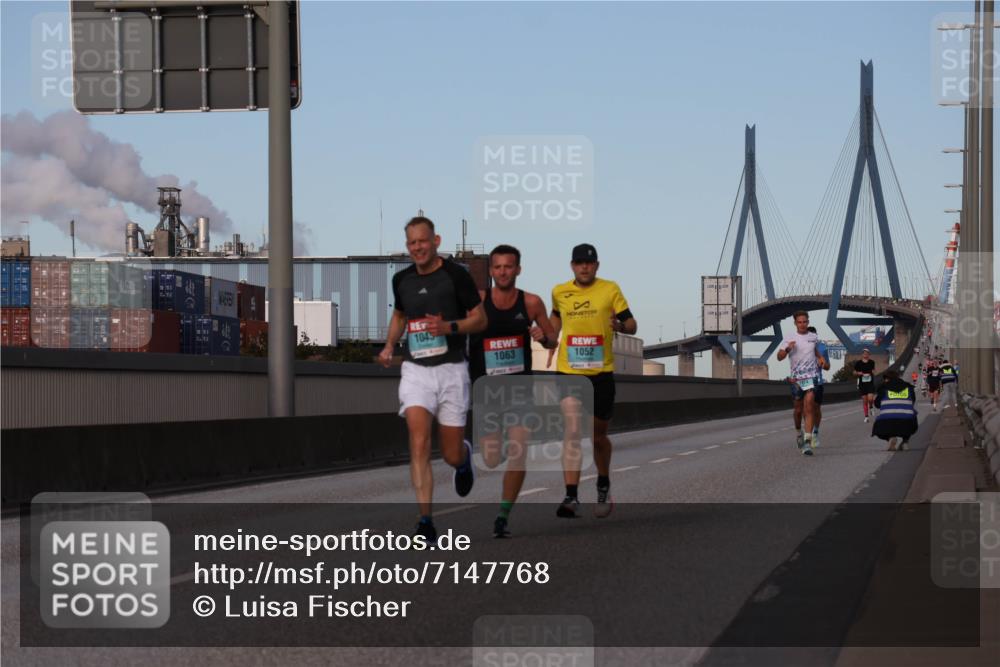 03.10.2024 - Köhlbrandbrückenlauf Luisa Fischer http://msf.ph/oto/7147768 03.10.2024 09:38:12 Position 3 1045, 1063, 1052 meine-sportfotos.de