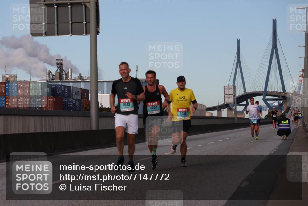 03.10.2024 - Köhlbrandbrückenlauf Luisa Fischer http://msf.ph/oto/7147772 03.10.2024 09:38:13 Position 3 1043, 1063, 1052 meine-sportfotos.de