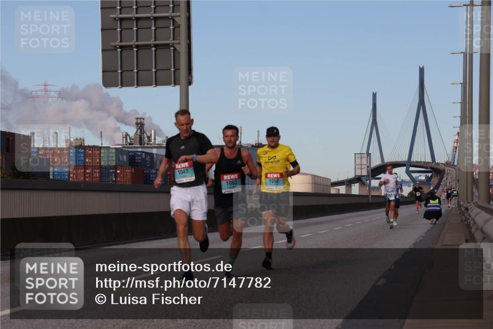 03.10.2024 - Köhlbrandbrückenlauf Luisa Fischer http://msf.ph/oto/7147782 03.10.2024 09:38:14 Position 3 1043, 1063, 1052 meine-sportfotos.de