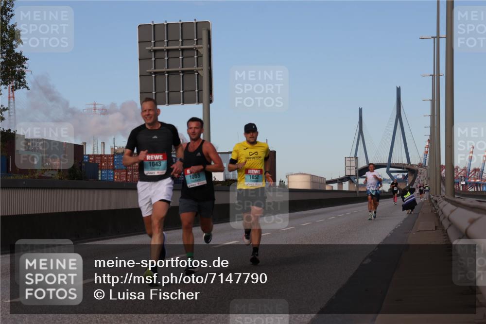03.10.2024 - Köhlbrandbrückenlauf Luisa Fischer http://msf.ph/oto/7147790 03.10.2024 09:38:15 Position 3 1043, 1063, 1052 meine-sportfotos.de
