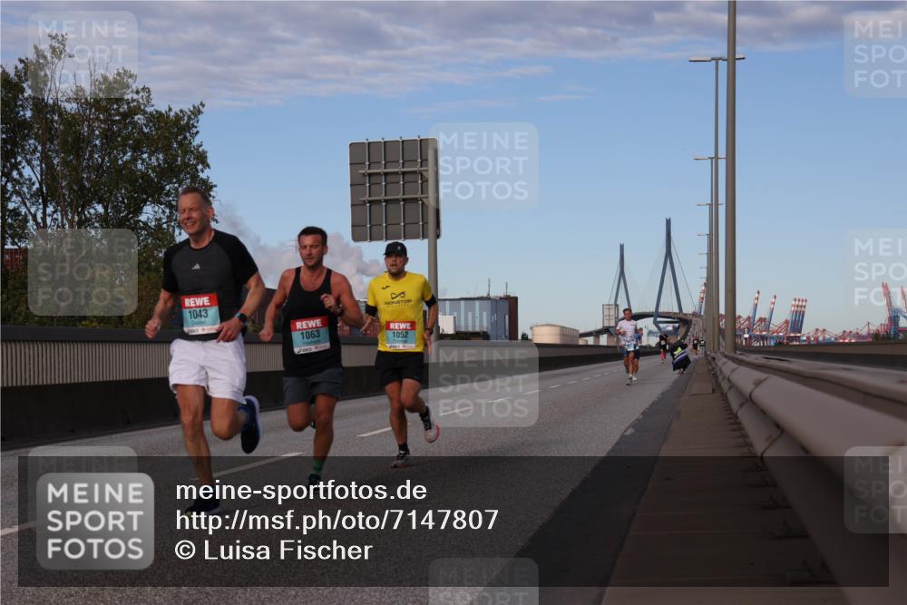 03.10.2024 - Köhlbrandbrückenlauf Luisa Fischer http://msf.ph/oto/7147807 03.10.2024 09:38:16 Position 3 1043, 1063, 1052 meine-sportfotos.de