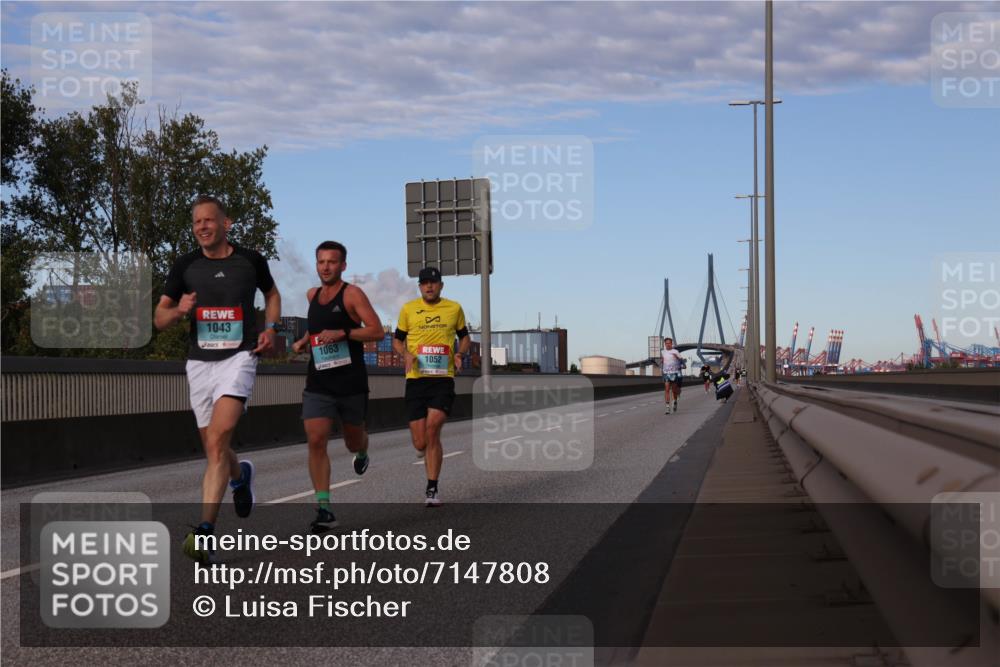 03.10.2024 - Köhlbrandbrückenlauf Luisa Fischer http://msf.ph/oto/7147808 03.10.2024 09:38:16 Position 3 1043, 1063, 1052 meine-sportfotos.de