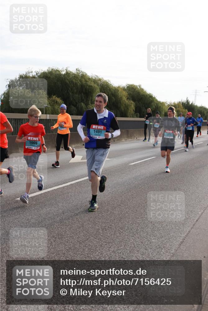 03.10.2024 - Köhlbrandbrückenlauf Miley Keyser http://msf.ph/oto/7156425 03.10.2024 09:14:35 Position 3 1669, 1491, 1572 meine-sportfotos.de