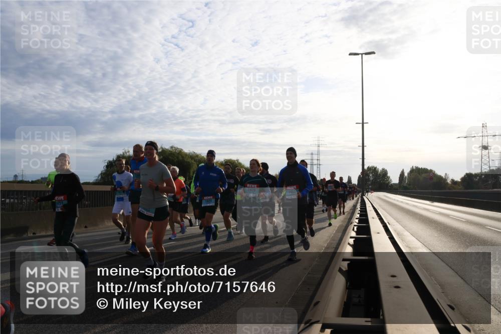 03.10.2024 - Köhlbrandbrückenlauf Miley Keyser http://msf.ph/oto/7157646 03.10.2024 09:17:58 Position 3 1820, 2470, 1453 meine-sportfotos.de