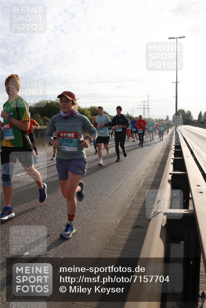 03.10.2024 - Köhlbrandbrückenlauf Miley Keyser http://msf.ph/oto/7157704 03.10.2024 09:18:22 Position 3 1421, 2420, 2453 meine-sportfotos.de