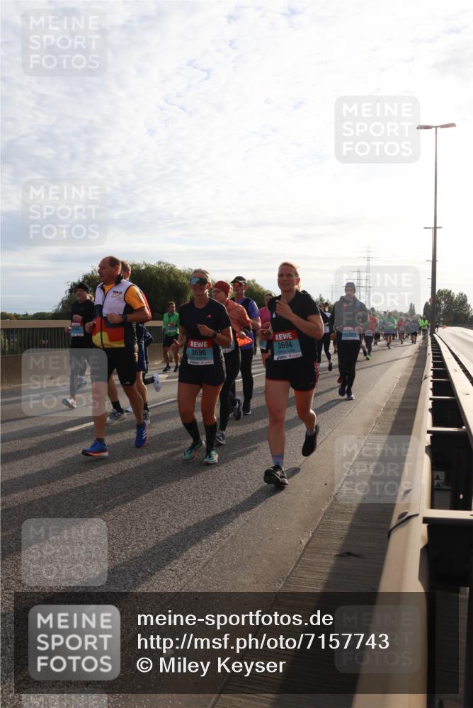 03.10.2024 - Köhlbrandbrückenlauf Miley Keyser http://msf.ph/oto/7157743 03.10.2024 09:18:32 Position 3 3696, 3694, 2790 meine-sportfotos.de