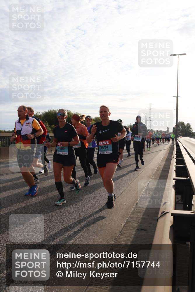 03.10.2024 - Köhlbrandbrückenlauf Miley Keyser http://msf.ph/oto/7157744 03.10.2024 09:18:32 Position 3 3696, 3694 meine-sportfotos.de