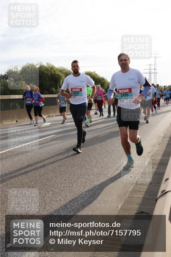 03.10.2024 - Köhlbrandbrückenlauf Miley Keyser http://msf.ph/oto/7157795 03.10.2024 09:18:50 Position 3 2187, 2433, 2435 meine-sportfotos.de