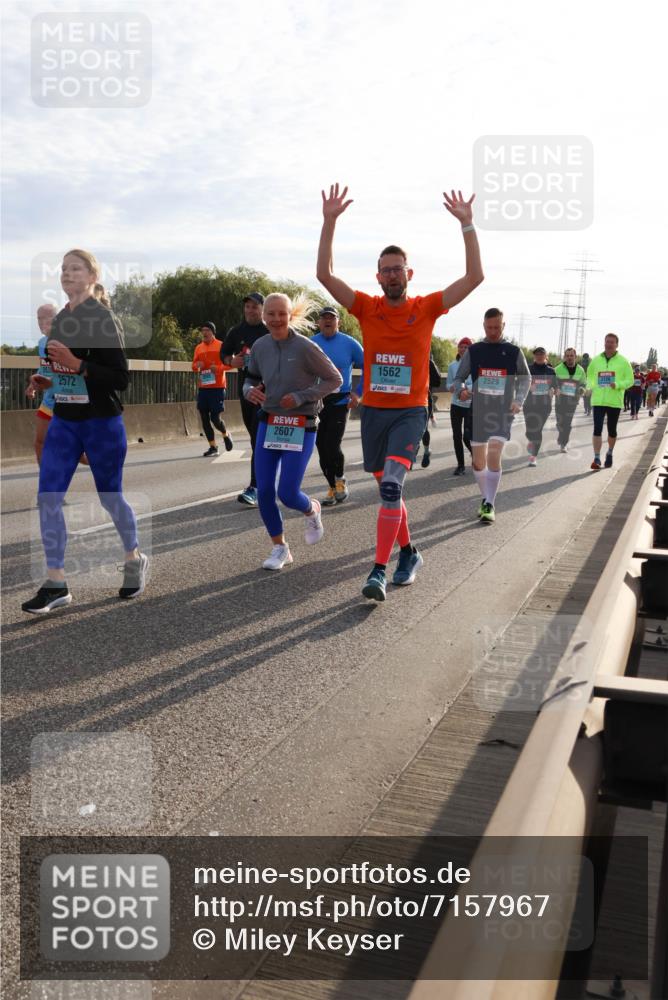 03.10.2024 - Köhlbrandbrückenlauf Miley Keyser http://msf.ph/oto/7157967 03.10.2024 09:19:52 Position 3 2572, 2607, 1562, 2529 meine-sportfotos.de