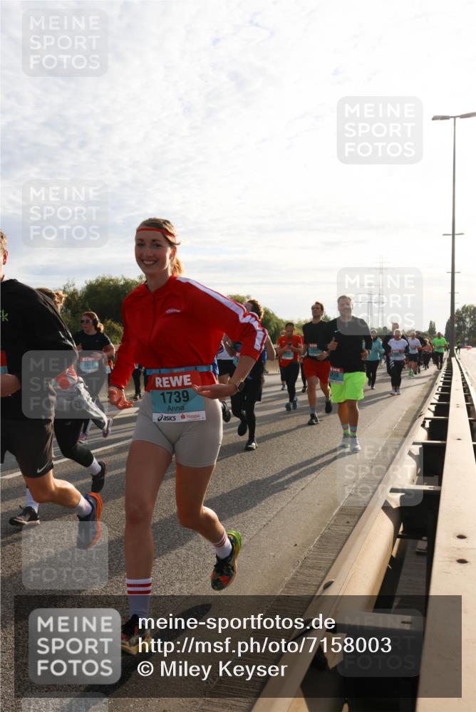 03.10.2024 - Köhlbrandbrückenlauf Miley Keyser http://msf.ph/oto/7158003 03.10.2024 09:20:03 Position 3 2639, 1739, 1218 meine-sportfotos.de