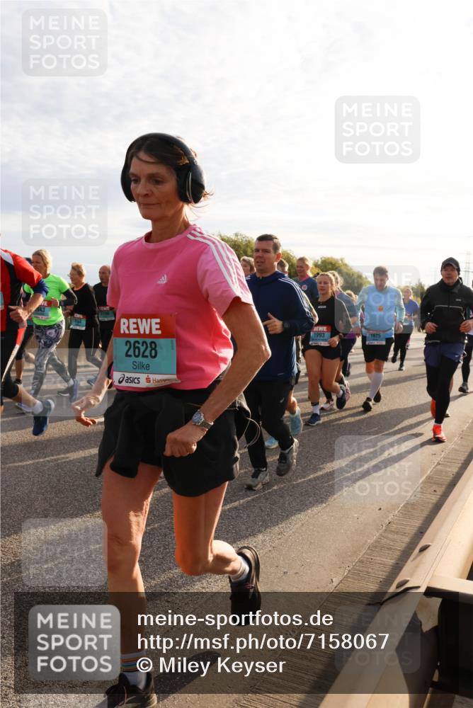 03.10.2024 - Köhlbrandbrückenlauf Miley Keyser http://msf.ph/oto/7158067 03.10.2024 09:20:24 Position 3 2628, 1993, 1625 meine-sportfotos.de