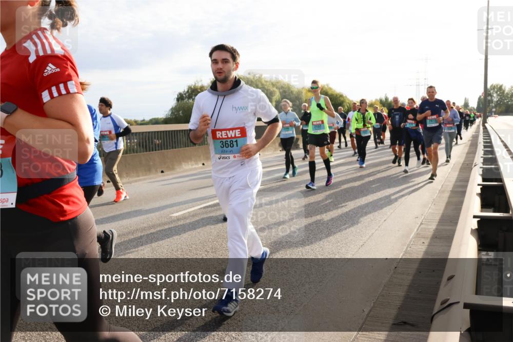 03.10.2024 - Köhlbrandbrückenlauf Miley Keyser http://msf.ph/oto/7158274 03.10.2024 09:21:21 Position 3 267, 3681, 2152, 2972 meine-sportfotos.de