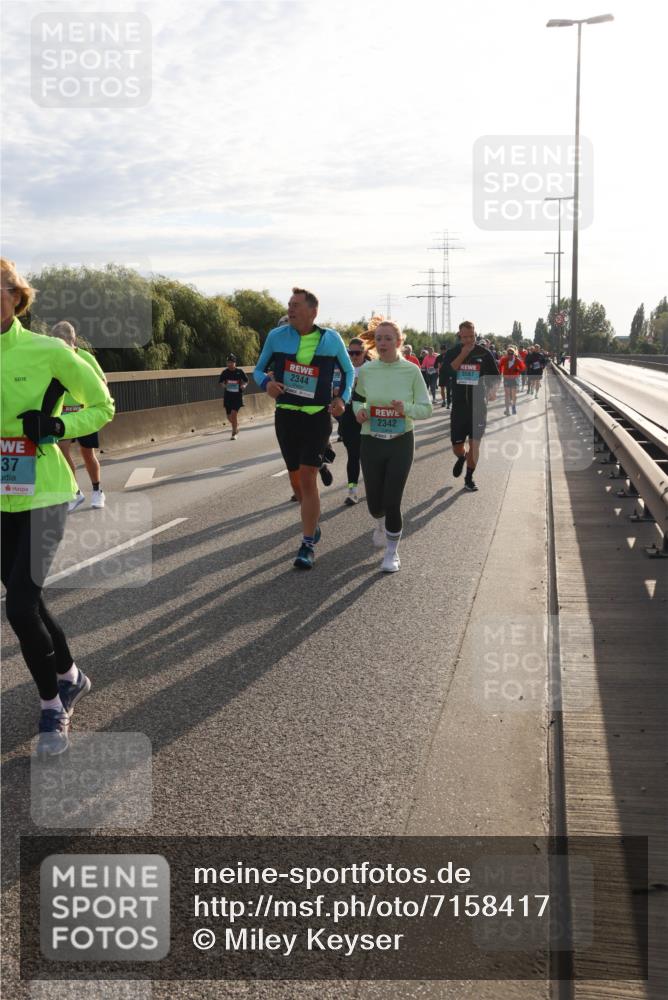 03.10.2024 - Köhlbrandbrückenlauf Miley Keyser http://msf.ph/oto/7158417 03.10.2024 09:22:12 Position 3 37, 2344, 2342, 3567 meine-sportfotos.de