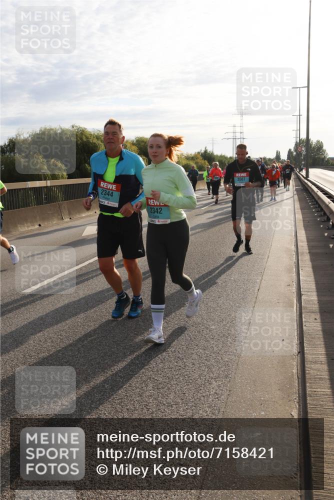 03.10.2024 - Köhlbrandbrückenlauf Miley Keyser http://msf.ph/oto/7158421 03.10.2024 09:22:13 Position 3 2344, 2342, 3567 meine-sportfotos.de