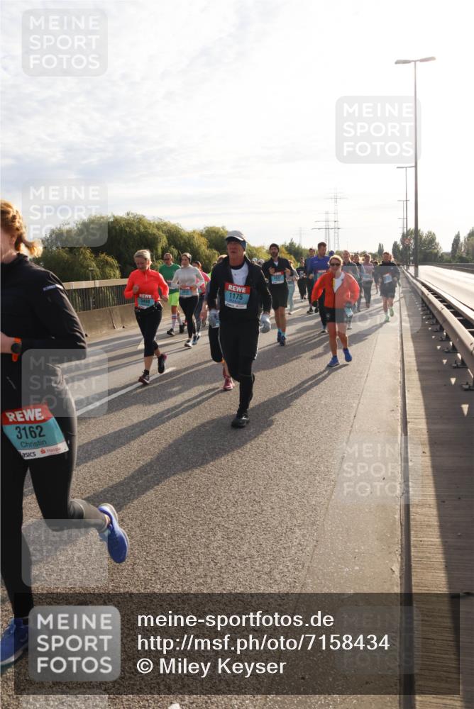 03.10.2024 - Köhlbrandbrückenlauf Miley Keyser http://msf.ph/oto/7158434 03.10.2024 09:22:19 Position 3 3162, 3498, 1175 meine-sportfotos.de