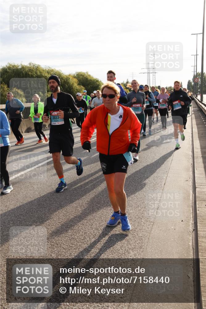 03.10.2024 - Köhlbrandbrückenlauf Miley Keyser http://msf.ph/oto/7158440 03.10.2024 09:22:21 Position 3 3037, 2585, 3157, 3370 meine-sportfotos.de