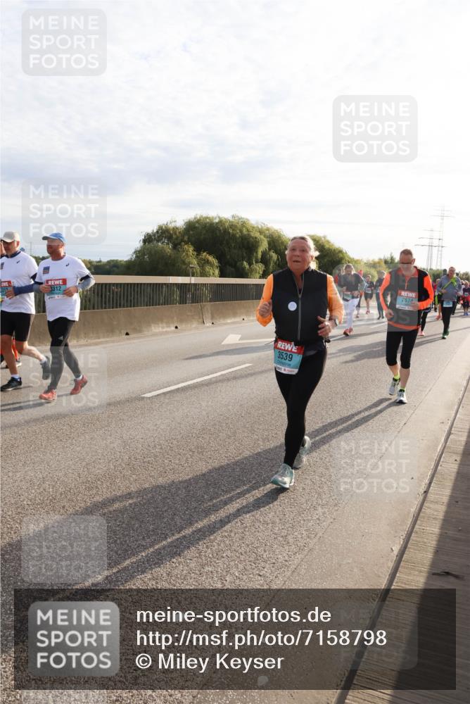 03.10.2024 - Köhlbrandbrückenlauf Miley Keyser http://msf.ph/oto/7158798 03.10.2024 09:24:16 Position 3 3312, 3539, 2674 meine-sportfotos.de