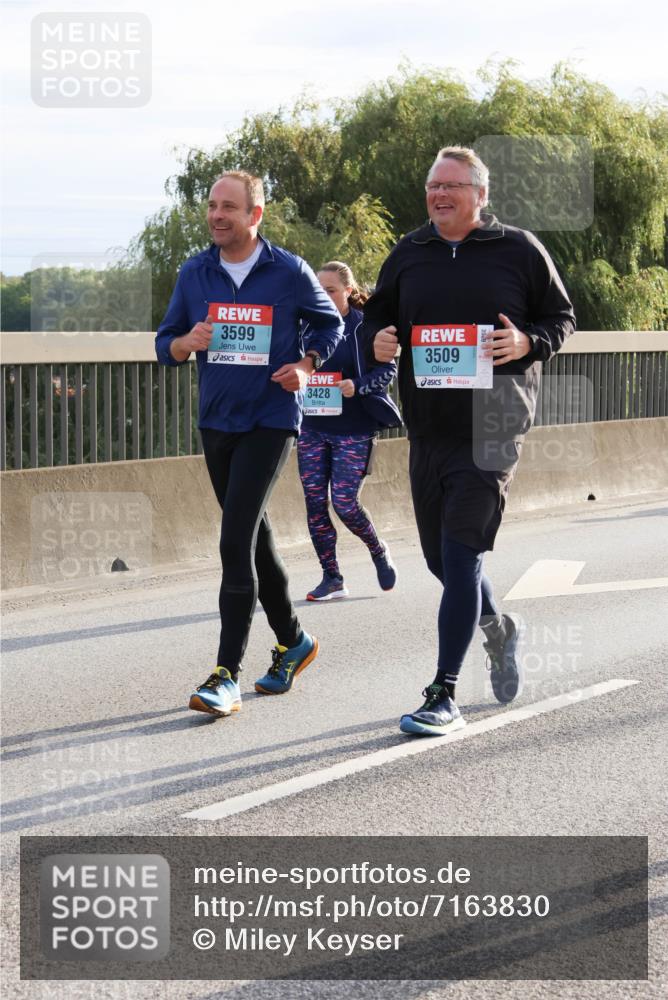 03.10.2024 - Köhlbrandbrückenlauf Miley Keyser http://msf.ph/oto/7163830 03.10.2024 09:24:44 Position 3 3599, 3428, 3509 meine-sportfotos.de