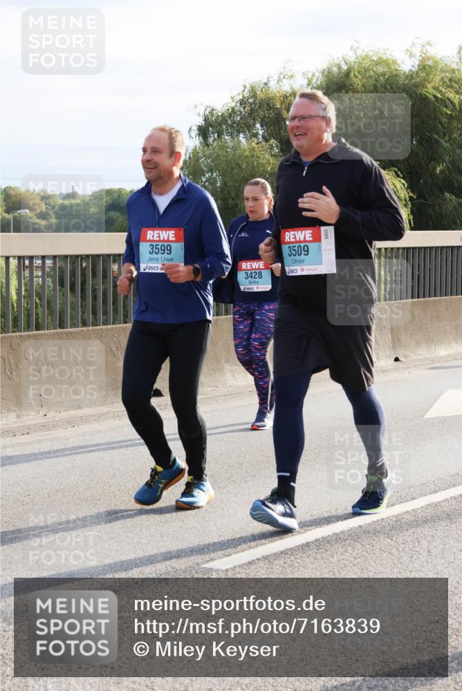 03.10.2024 - Köhlbrandbrückenlauf Miley Keyser http://msf.ph/oto/7163839 03.10.2024 09:24:44 Position 3 3599, 3428, 3509 meine-sportfotos.de