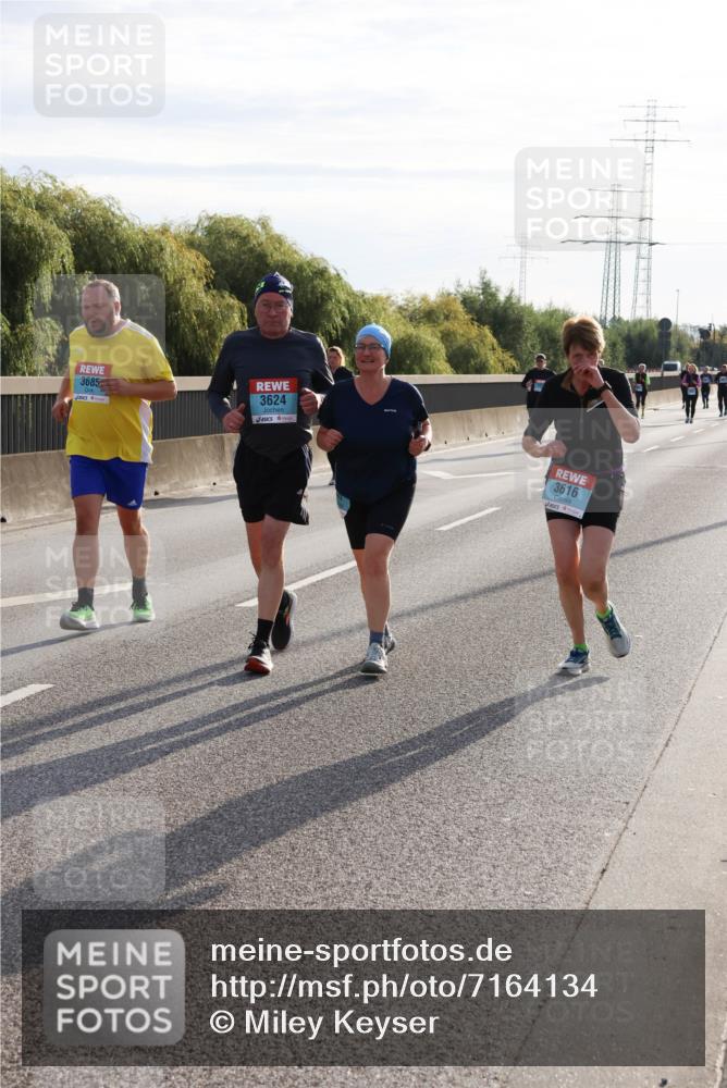 03.10.2024 - Köhlbrandbrückenlauf Miley Keyser http://msf.ph/oto/7164134 03.10.2024 09:25:14 Position 3 3685, 3624, 3616 meine-sportfotos.de