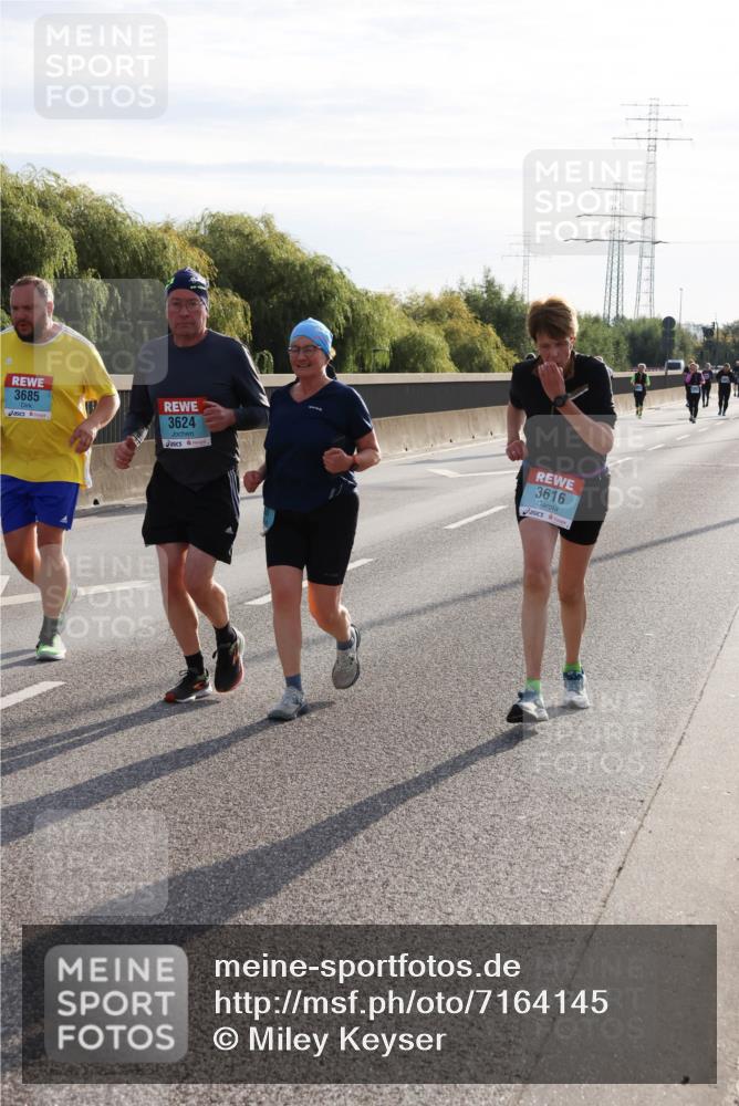 03.10.2024 - Köhlbrandbrückenlauf Miley Keyser http://msf.ph/oto/7164145 03.10.2024 09:25:15 Position 3 3685, 3624, 3616 meine-sportfotos.de