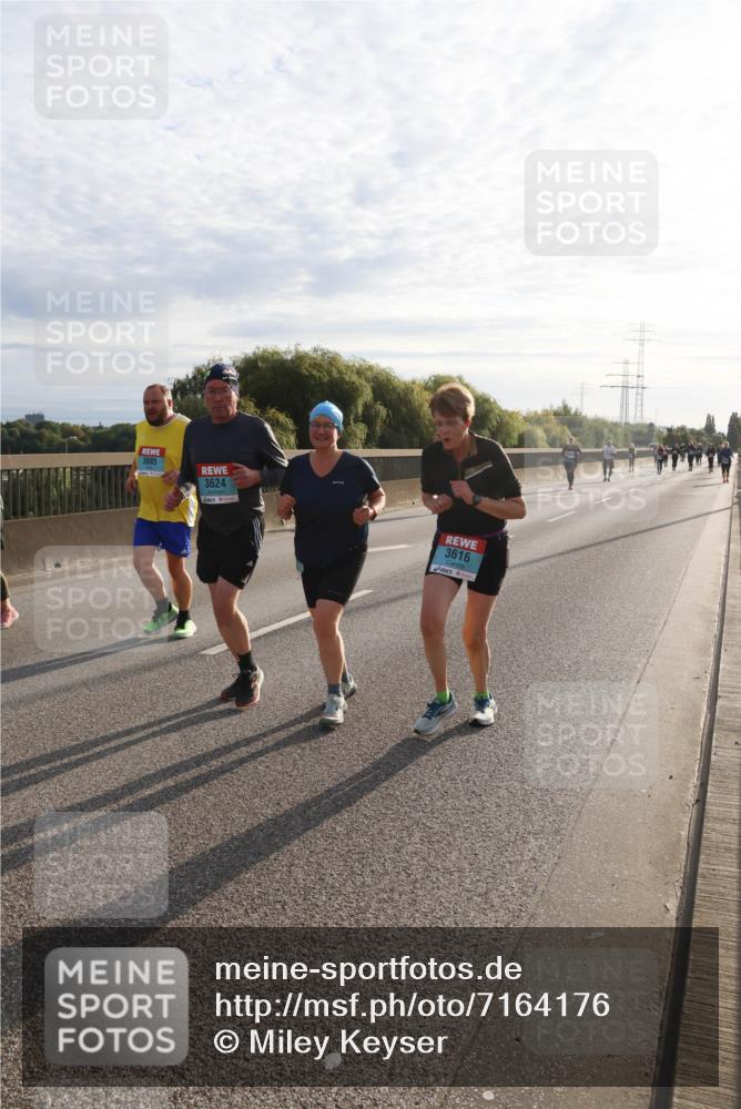 03.10.2024 - Köhlbrandbrückenlauf Miley Keyser http://msf.ph/oto/7164176 03.10.2024 09:25:16 Position 3 3685, 3624, 3616 meine-sportfotos.de
